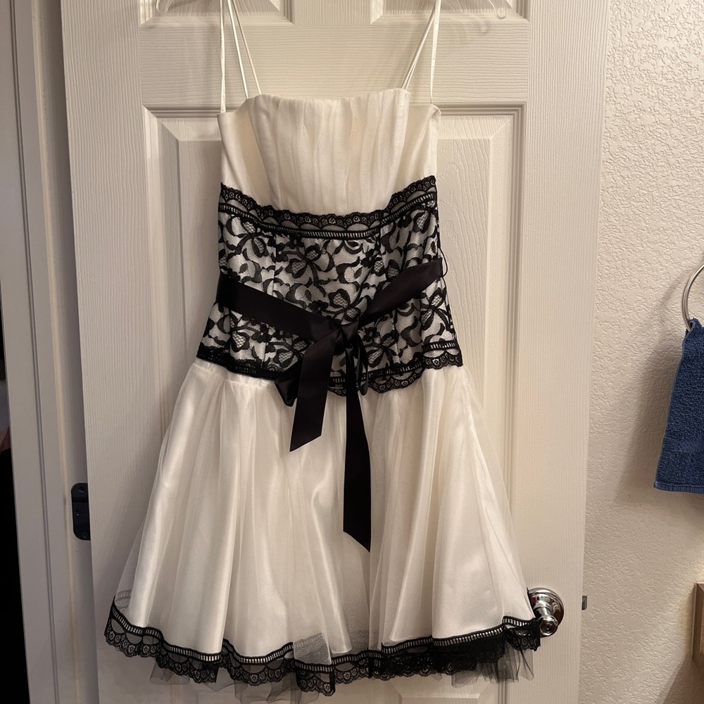 Jessica McClintock White Juniors Dress with Black Accents